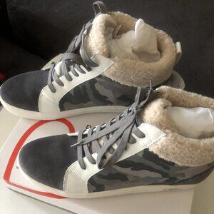 NIB Womens Blondo Gulia High Top Camo Waterproof Sneakers Ankle Boot Size 12